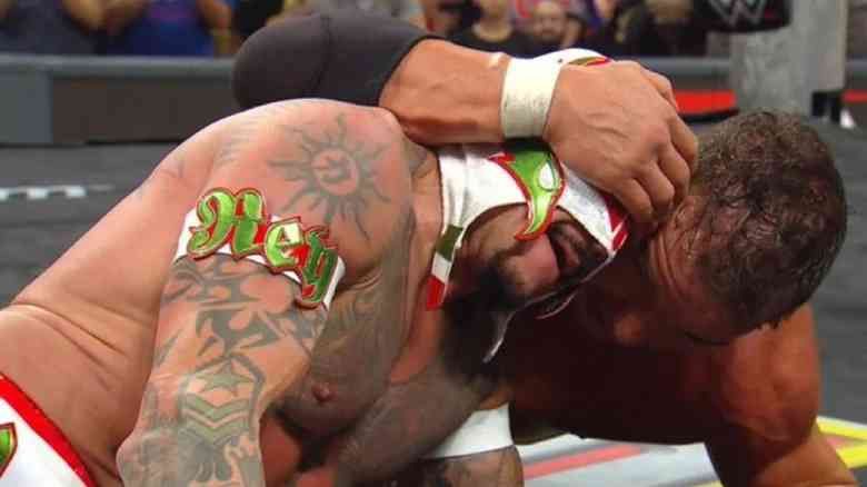 "انتصار مستحق واحتفاظ باللقب!".. تشاد غيبل يهزم ري ميستيريو في أول دفاع عن بطولة القارات بعرض WWE RAW