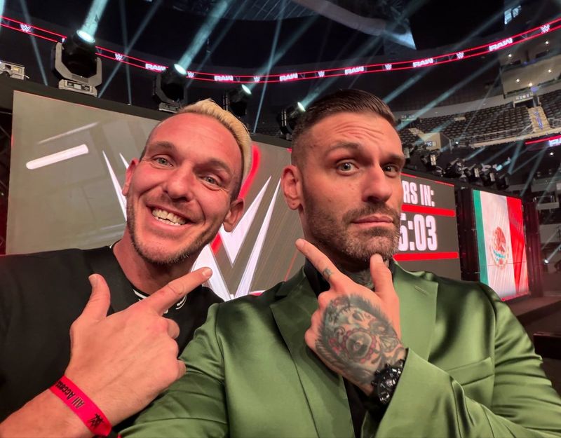 سام أدونيس يفاجئ الجميع ويظهر خلف كواليس عرض WWE RAW في المكسيك