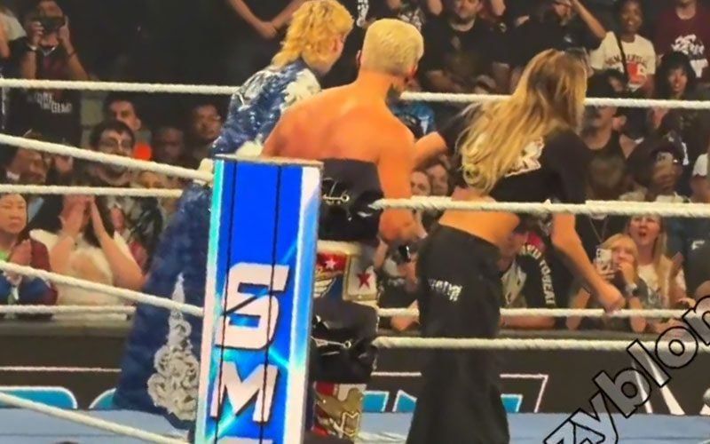 شارلوت فلير تقلد مشية ريك فلير مع مشجع من الدرجة الأولى بعد انتهاء عرض WWE SmackDown