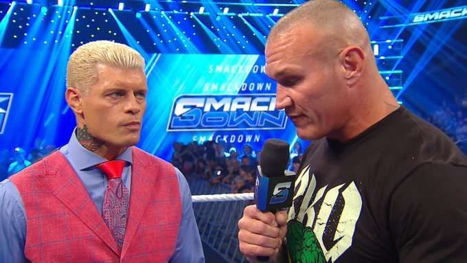 إهانات شخصية وصراع ناري.. راندي أورتن يستفز كودي رودز ويهاجم زوجته ووالدته في WWE SmackDown