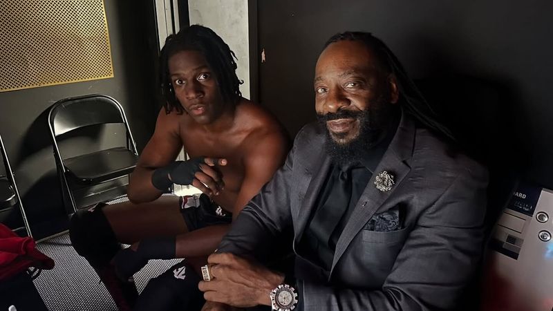 بوكر تي يقدم عقدا للمصارع جوسيا جين ضمن برنامج WWE ID