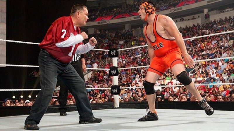 جيم روس يوضح سبب عدم استمتاعه بالتواجد داخل الحلبة في WWE