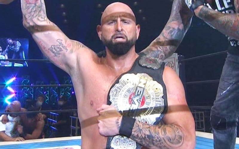 كارل أندرسون يتلقى تهديدات بالقتل بسبب التوقيع مع WWE أثناء حمله لقب NJPW
