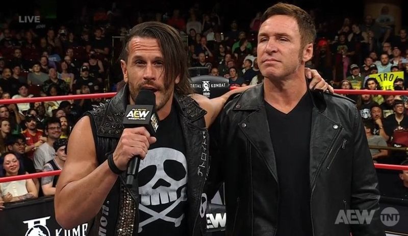 موتور سيتي ماشين جانز يستعدان للمشاركة في عرض اتحاد West Coast Pro Wrestling