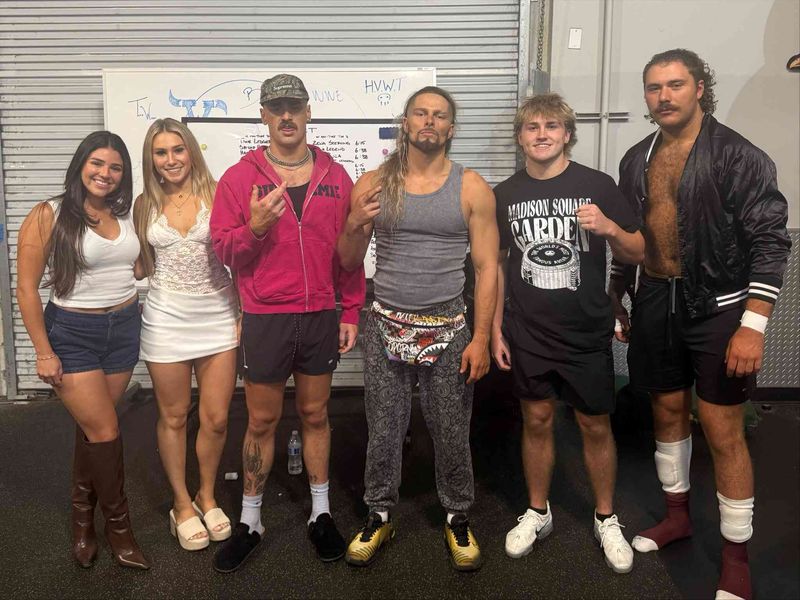ليكسيس كينغ ينشر صورة تجمع نسل أساطير WWE داخل مركز التدريب ويوجه رسالة ساخرة