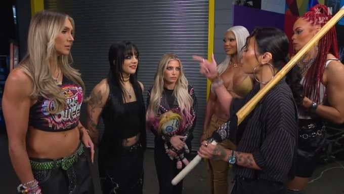 بعد اشتباك الكواليس الناري.. ميتشين تتحدى تايتوم باكسلي في عرض WWE SmackDown القادم