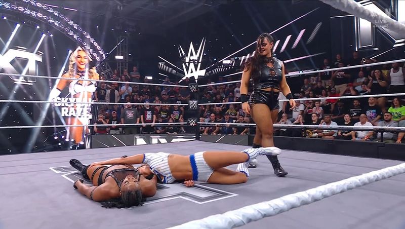رينا فولكانو تهاجم كالي أرمسترونغ وسكايلر راي في عرض WWE NXT