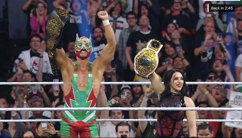 إل غراندي أمريكانو يعود إلى عرض WWE RAW ويتحالف مع ستيفاني فاكير في مواجهة مختلطة
