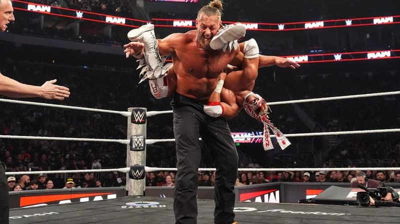 بولي راي يسترجع فترة تواجد بيج كاس الثانية في WWE بعد خسارته أمام دراغون لي في عرض WWE RAW