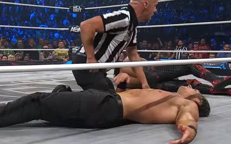 إيقاف نزال ستيفن بوردن في عرض AEW All Out بعد اصطدام في الرأس مع كيفن نايت