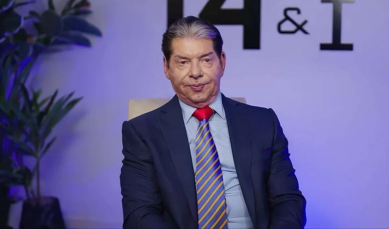 رئيس TNN السابق كيفن كاي يتذكر قيام فينس مكمان بالتبول ثم مصافحته كحركة استعراض للقوة