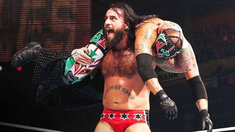 ري ميستيريو لا يزال يحتفظ ببعض شعر سي ام بانك بعد عقود من حلقه في WWE