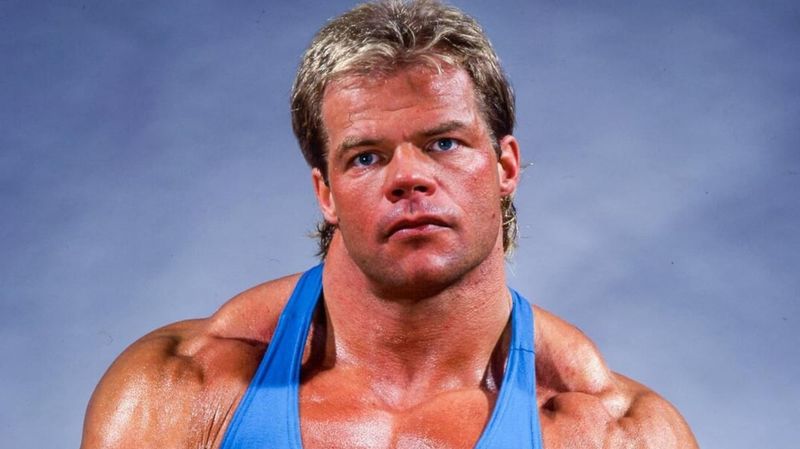 ليكس لوغار يشيد بأسطورة WWE لدعمه خلال نزال دام ساعة كاملة في بداياته