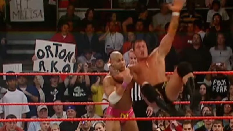 مايفن يكشف عن خوضه نزالا بالركلات الطائرة مع راندي أورتن في أحد عروض WWE Live