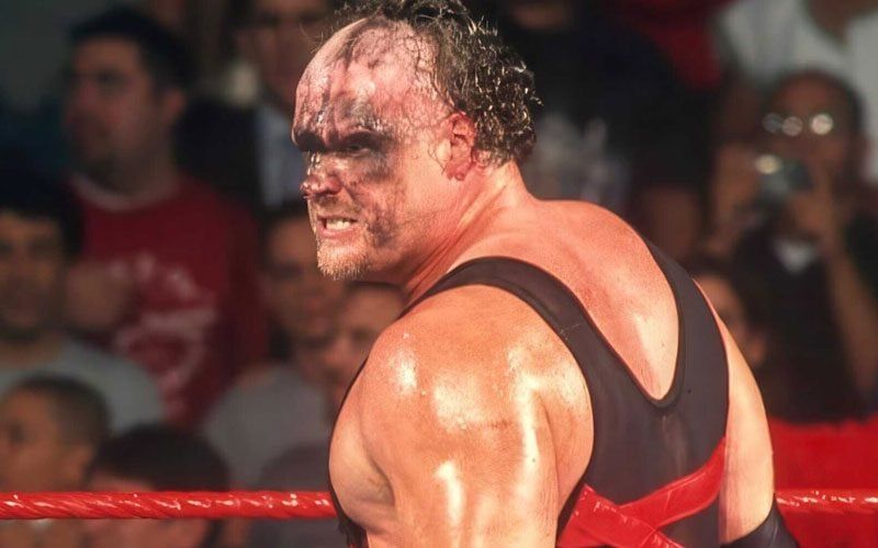 كين يعترف بأن شخصيته المقنعة في WWE استنفدت أغراضها قبل نزع القناع