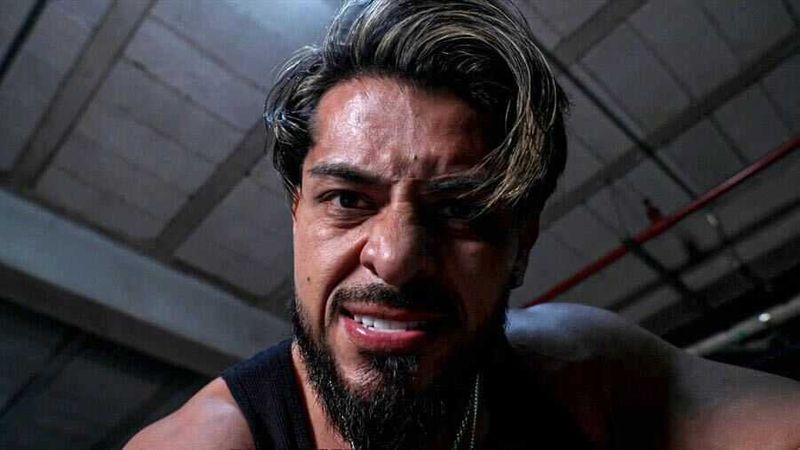 طردوني بعد الجراحة بستة أيام!.. سانتوس إسكوبار يكشف كواليس صادمة وراء تسريحه من WWE'