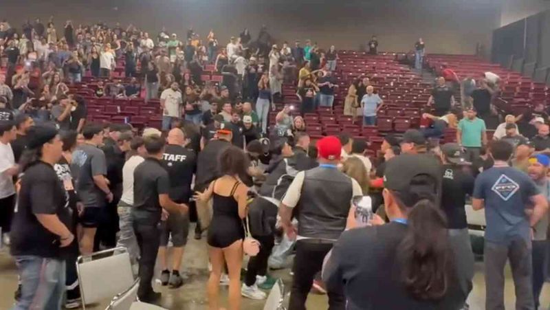 مشاجرة جماعية عنيفة في عرض MMA بكاليفورنيا تسفر عن إصابة 3 رجال شرطة واعتقال 15 شخصاً