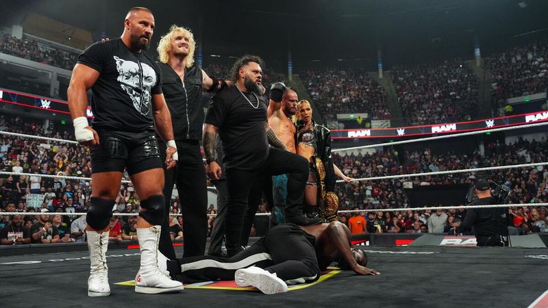 تصرف خارج النص وغضب في الكواليس.. أوبا فيمي يثير أزمة بعد إبعاد قدم برونسون ريد في عرض WWE RAW