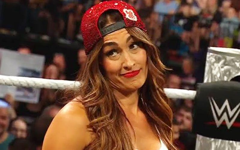 نيكي بيلا تكشف تفاصيل وضع مادة زلقة تحت الحلبة قبل ظهورها في عرض WWE SmackDown