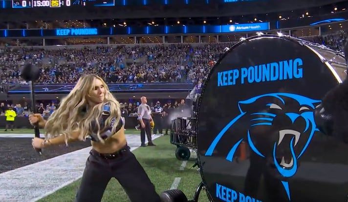 شارلوت فلير تدق طبول Keep Pounding في مباراة كارولاينا بانثرز
