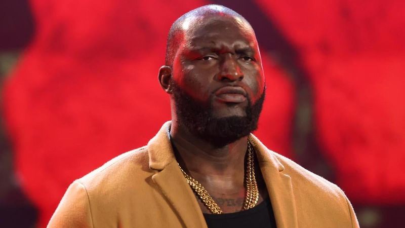 أوموس يتحدى الجميع ويؤكد تفوقه كأعظم عملاق في تاريخ WWE
