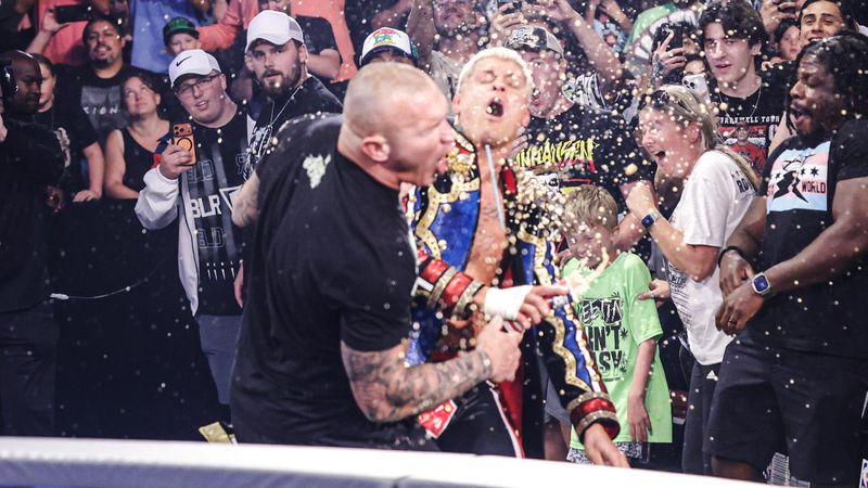 نتائج عرض WWE SmackDown (14 أغسطس 2026): مواجهة نارية بين سي ام بانك وكيفن أوينز وتتويج أبطال جدد للفرق وأمريكا للسيدات