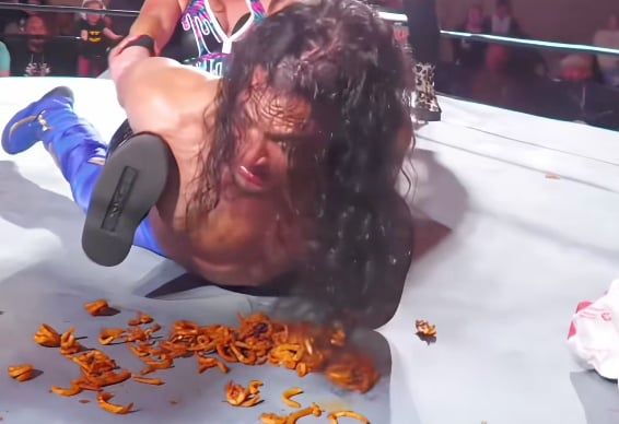 آرون سولو يتناول وجبة Arby's خلال نزال فرق في عرض REVOLVER