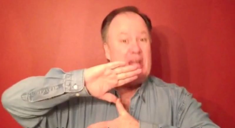 وفاة دينيس هاسكينز نجم مسلسل 'سيفد باي ذا بيل' وسلسلة 'زد! ترو لونغ آيلاند ستوري'