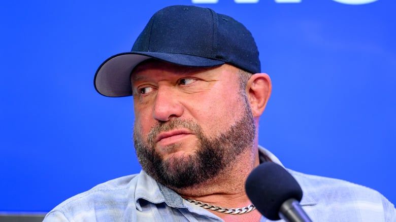 بولي راي يحلل النهاية الفوضوية لنزال البطولة في عرض WWE SmackDown