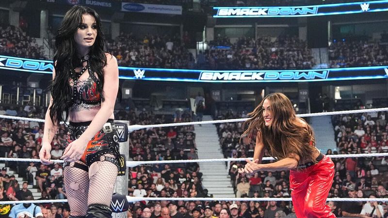 نيكي بيلا حضرت نفسها تماما لخوض مواجهة تشبه العروض الكبرى ضد بايج في عرض WWE SmackDown
