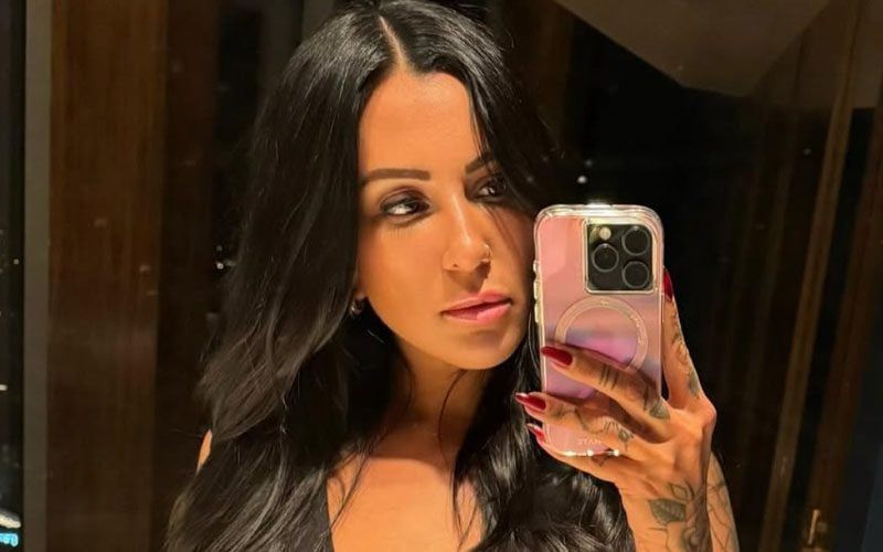 مؤثرة رقمية ترفض الكشف عن هوية مصارع WWE الذي رشحها لتطبيق رايا