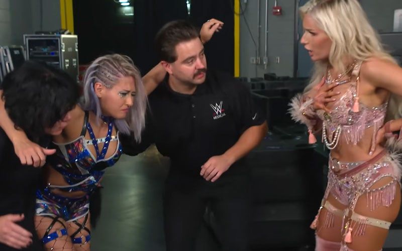 لقطات كواليس عرض WWE SmackDown تبدد المخاوف بشأن إصابة جوليا