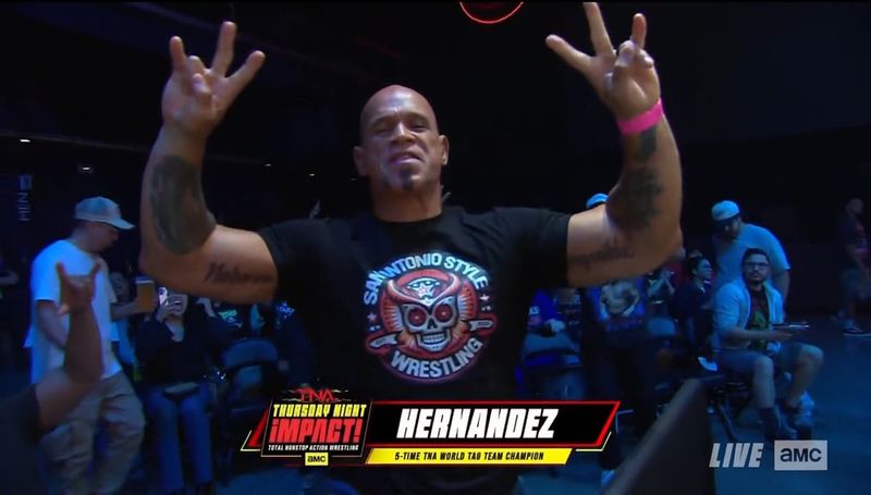 هيرنانديز يحضر عرض TNA iMPACT