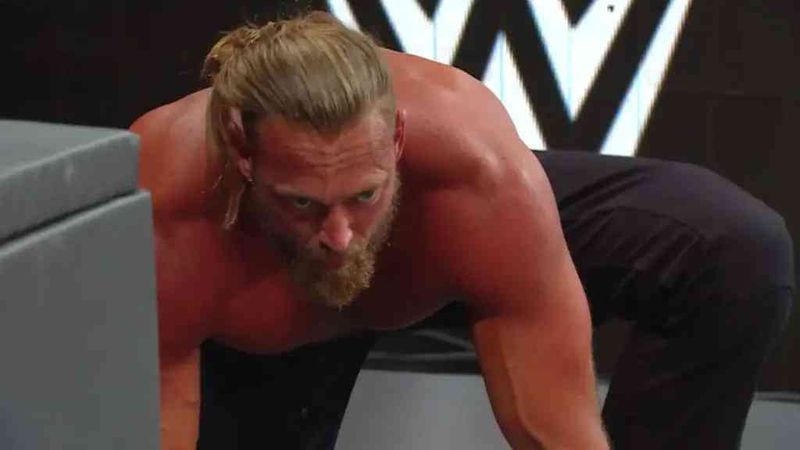 لقب ساخر وهجوم مدمر!.. جيفون إيفانز يطلق لقبا جديدا على بيغ كاس والعداوة تشتعل في WWE RAW'