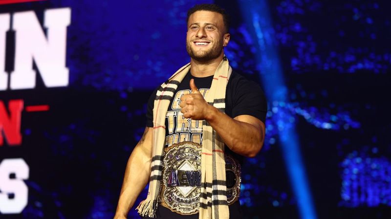 نجم AEW ام جيه اف يشيد بنجمي WWE تريك ويليامز وأوبا فيمي