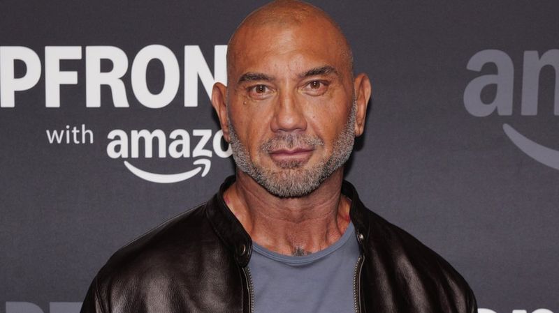 نجم WWE السابق ديف باتيستا يعلق على وفاة ريك أتشبيرغر الملقب بصاحب اللافتات