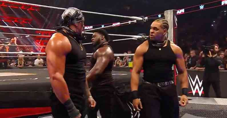 فوضى عارمة في ختام عرض WWE RAW.. رويس كيز يعود ويتحالف مع فريق OTM لتدمير الحدث الرئيسي