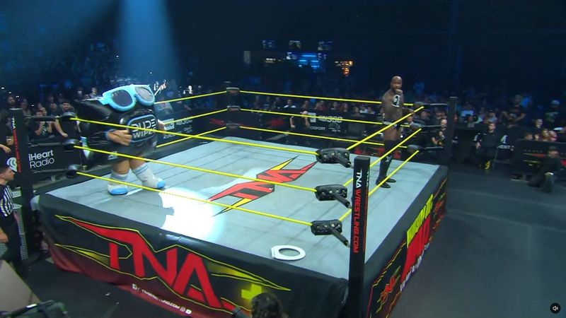 تدخل تميمة Dude Wipes في نزال موس وإيه جيه فرانسيس ضمن عرض TNA iMPACT