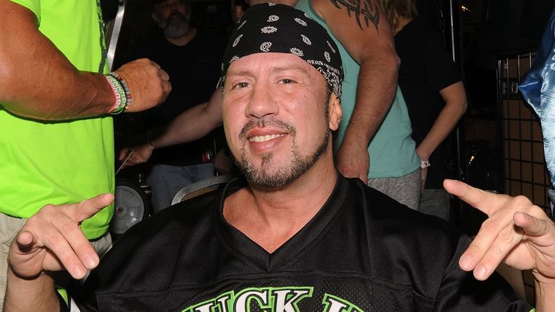 أسطورة WWE إكس باك يتلقى المساعدة في أزمات إدمان المخدرات من تريبل إتش وفينس مكمان