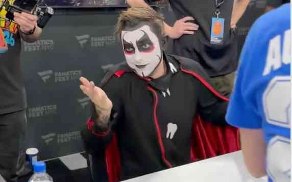 "خمس دقائق فقط".. دانهاوزن يكشف سر وسرعة طلائه لوجهه قبل عروض WWE