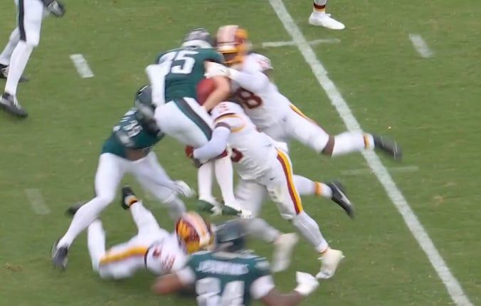لاعب واشنطن كومانديرز تايلر أوينز يخطف الأنظار وينفذ حركة سباين باستر مرعبة في NFL