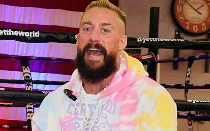إنزو أموري ينتقد AEW بسبب تسريب الشجارات الكواليسية