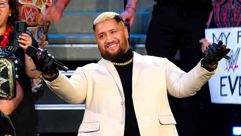 سولو سيكوا يتحول إلى المصارع المفضل خلف كواليس WWE بفضل خفة ظله وشخصيته الجديدة