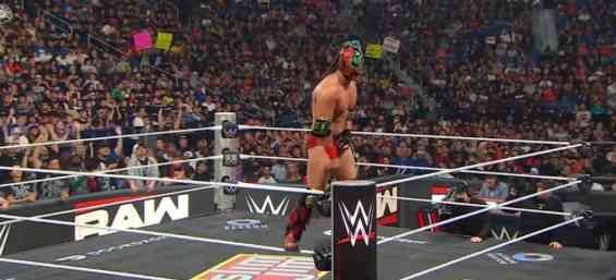 "يقترب خطوة من مقابلة رومان رينز!".. دراغون لي يهزم دكتور فاغنر جونيور ويتأهل في تصفيات WWE RAW