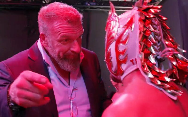 تريبل إتش يخاطب دراغون لي "أنا بحاجة إليك هنا على المدى الطويل" في ظل غموض عقده مع WWE