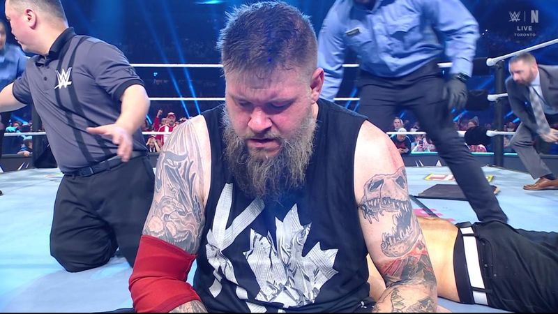 حقيقة إصابة كيفن أوينز.. كشف تفاصيل مغادرته الحلبة وهو يعرج في عرض WWE الأخير