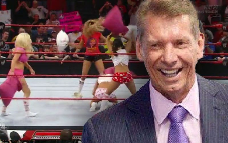 اتهام فينس مكمان بإرسال نجمات WWE بلا ملابس داخلية بعد قطع قناة TNN لصوت عرض WWE RAW