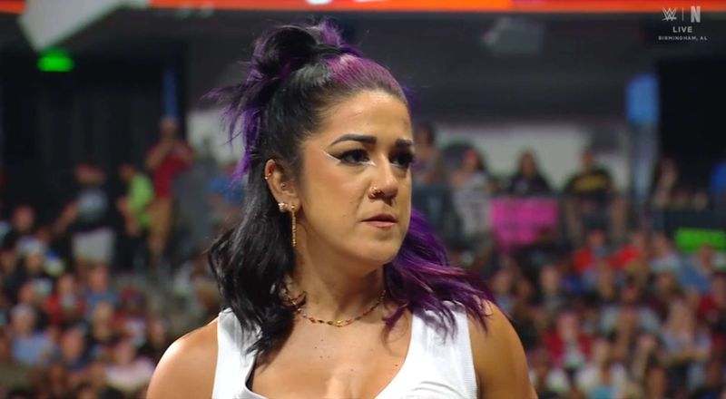 انتقام ناري وعودة مفاجئة.. بايلي تسجل عودتها في عرض WWE RAW وتكلف ليرا فالكيريا التأهل لموني إن ذا بانك