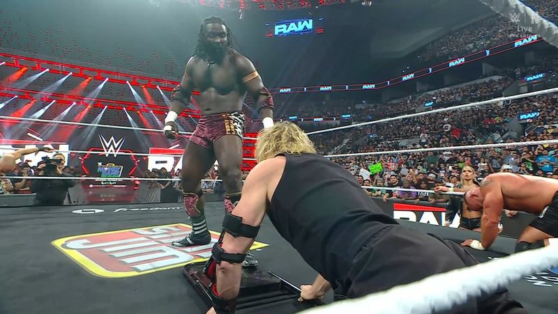 أوبا فيمي يعود في عرض WWE RAW ويسحق فريق ذا فيجن