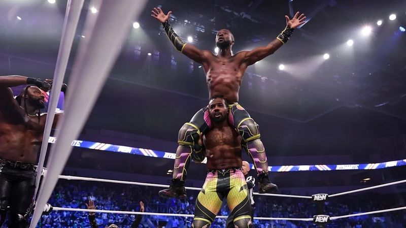 كوفي يرسل الابتسامة على وجه كيني جوردان في كواليس AEW